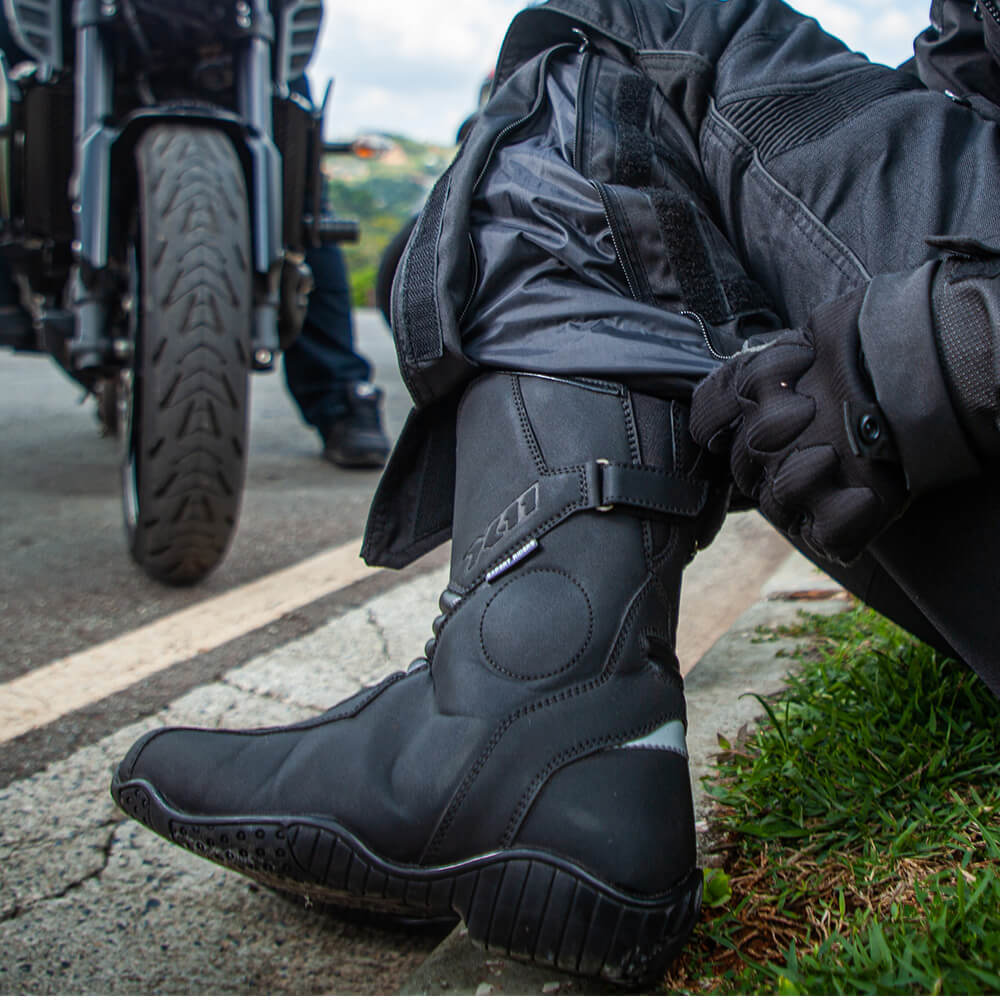 BOTA FEMININA X11 CELESTE CANO MÉDIO – Preta - Image 4