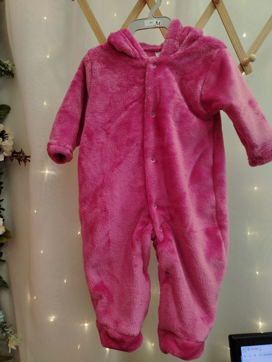 Macacão Plush Bebê com Capuz Cor:Rosa escuro;Tamanho:G ( pode sofrer variações de tonalidades) - Image 3