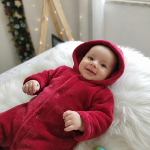 Macacão Plush Bebê com Capuz Cor:Vermelho;Tamanho:M ( pode ter variação de tonalidade)